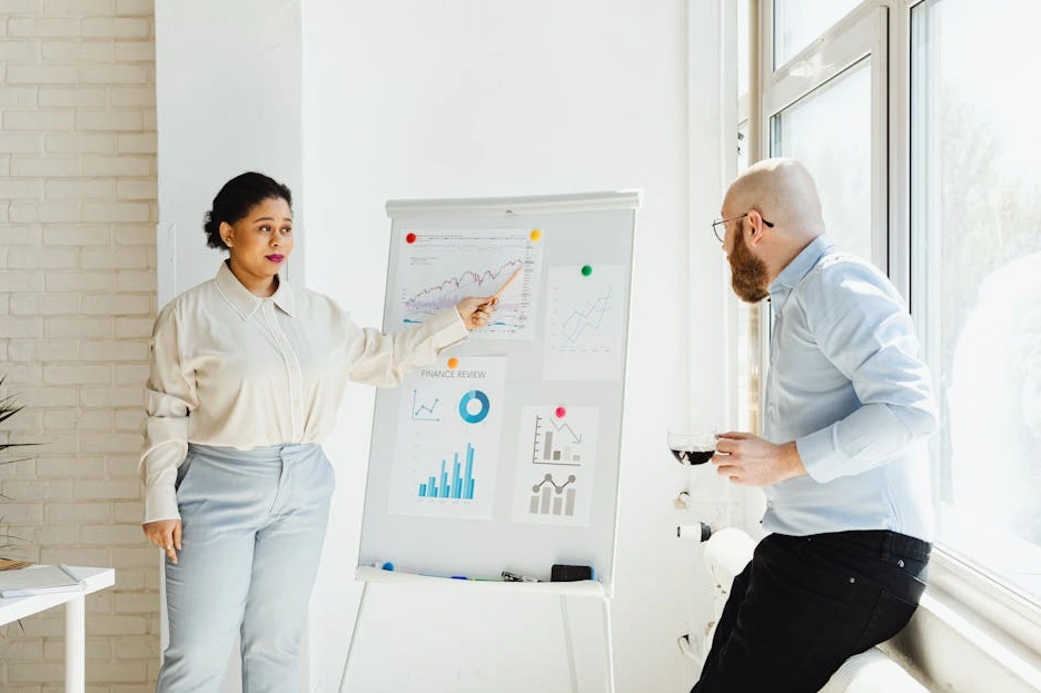 Tým analytiků diskutuje nad interaktivním dashboardem s daty.